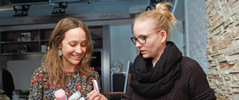 Zwei Frauen unterhalten sich Zwei Frauen unterhalten sich